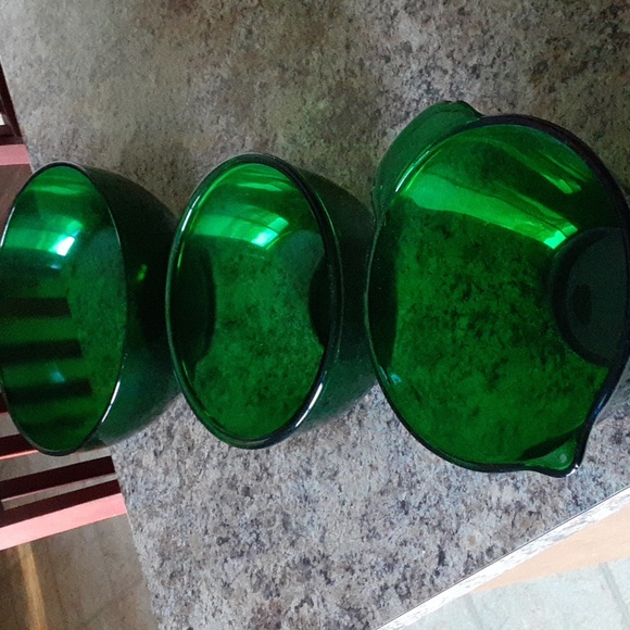 Set of 3 awesome vintage 1950s emerald glass nesting bowls.with batter bowl